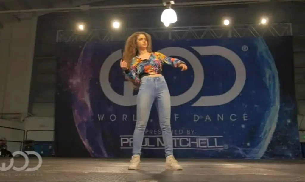 This Looks Like a Normal Dance, but Pay Attention to Her Hand When the Beat Changes