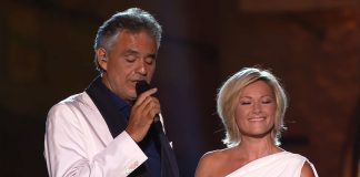 andrea-bocelli-sings