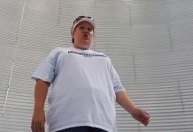 mom-singing-hymn