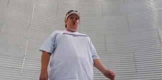 mom-singing-hymn