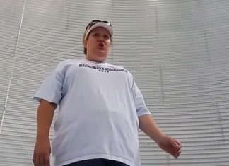mom-singing-hymn