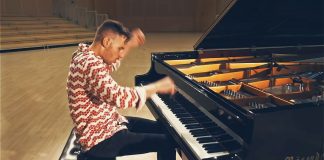 pianist-plays-africa