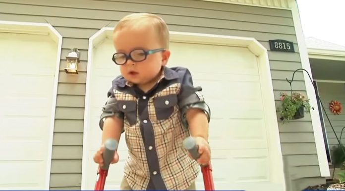 toddler-uses-crutches