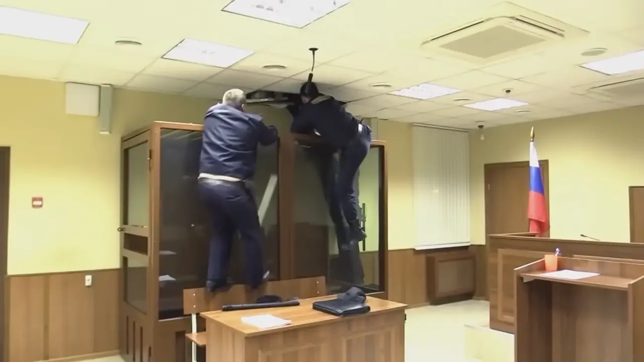 расположение в зале суда