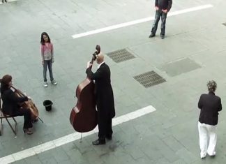 lil-girl-and-street-musician