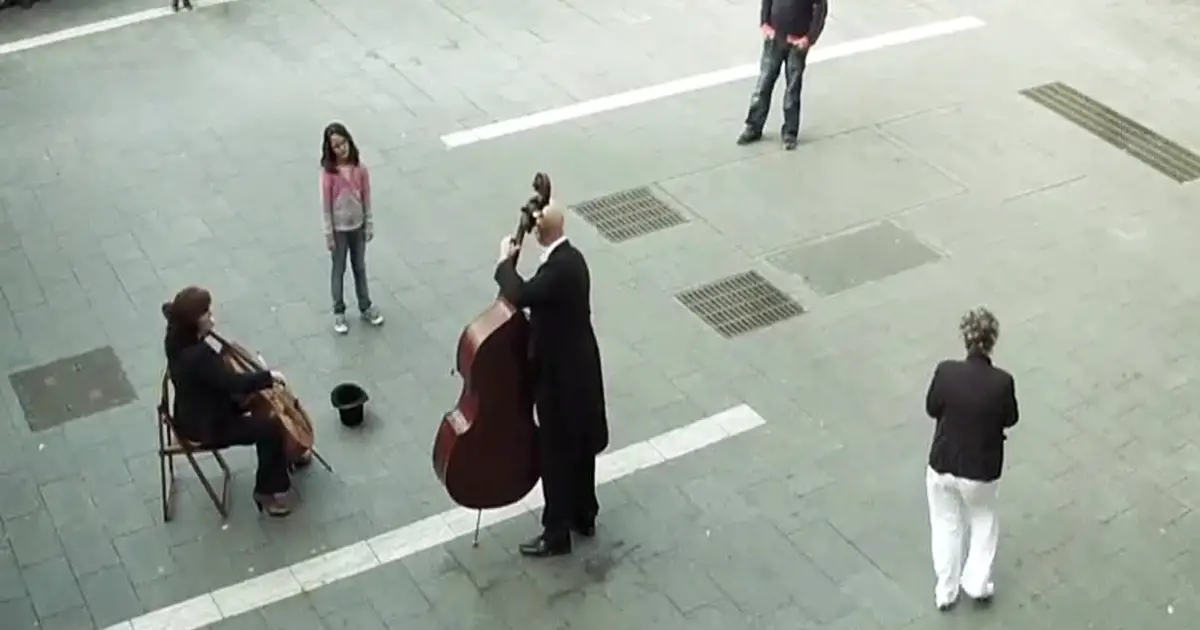 lil-girl-and-street-musician