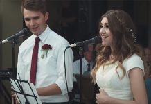 siblings-duet-at-wedding