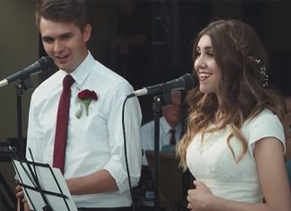 siblings-duet-at-wedding