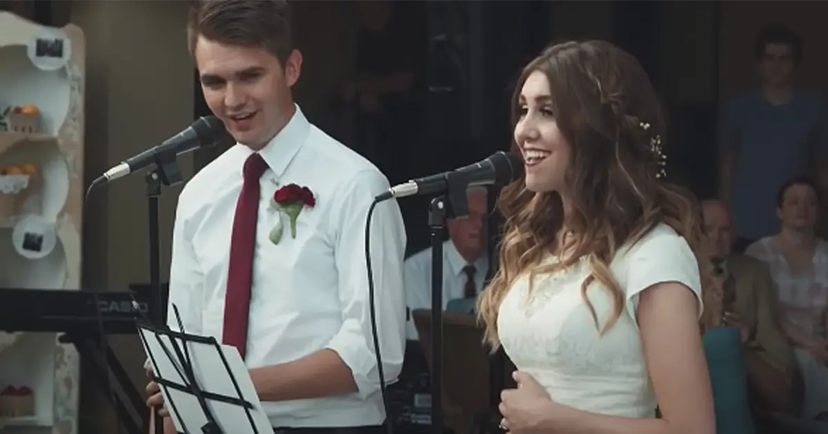 siblings-duet-at-wedding