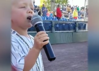 toddler-sings-national-anthem