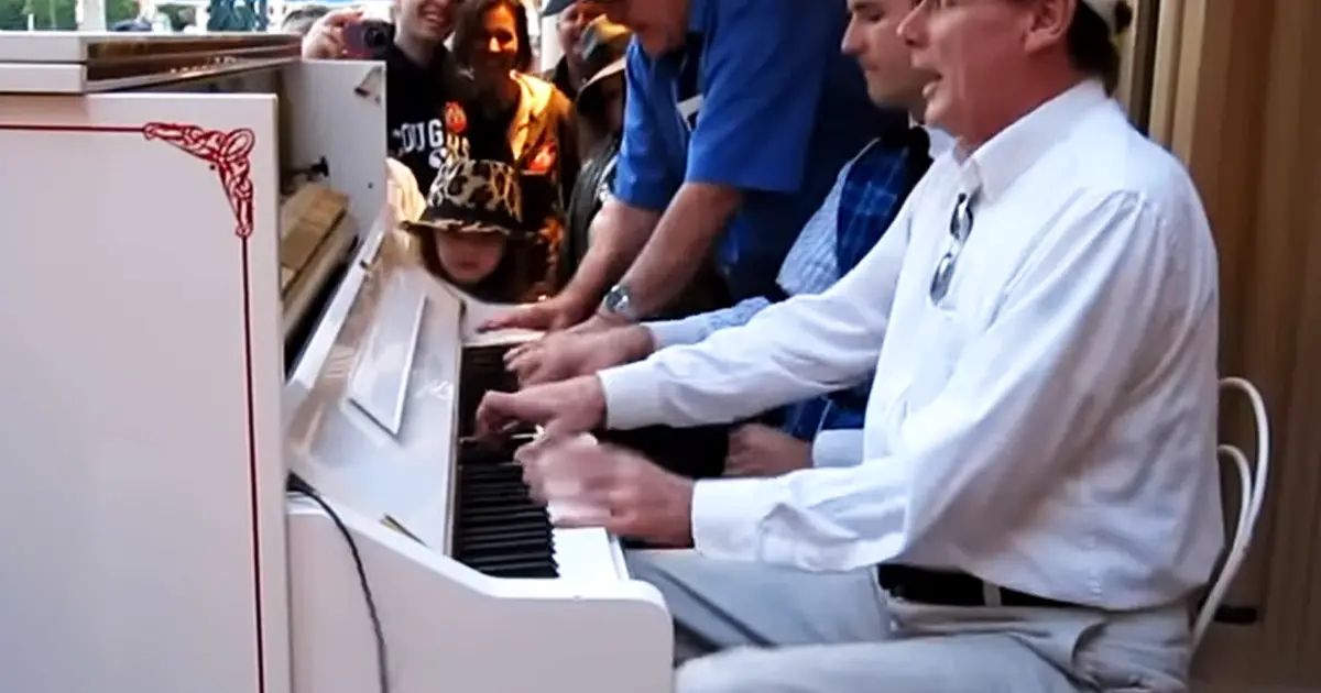 5-hand-piano-at-disneyland