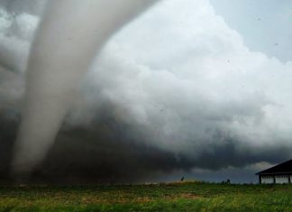 captures-tornado-close