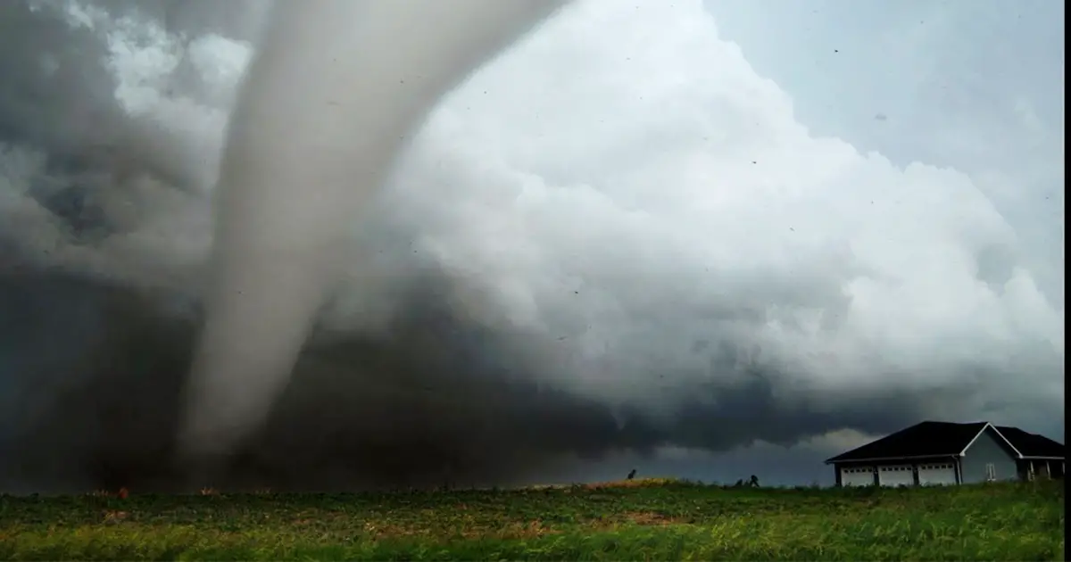 captures-tornado-close