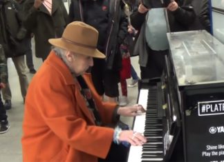 old-lady-plays-paino