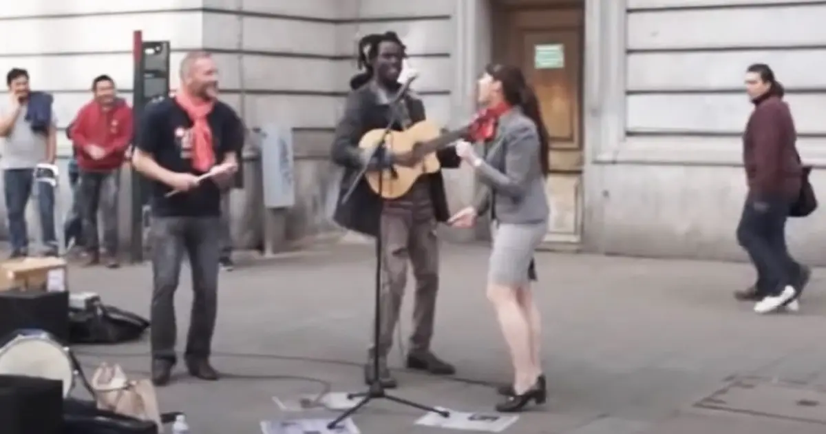 street-performer-singing