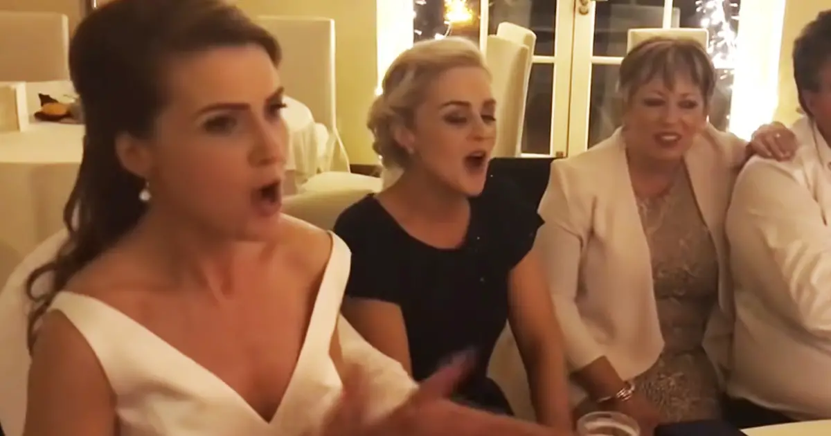 irish-bride-and-sister-singing