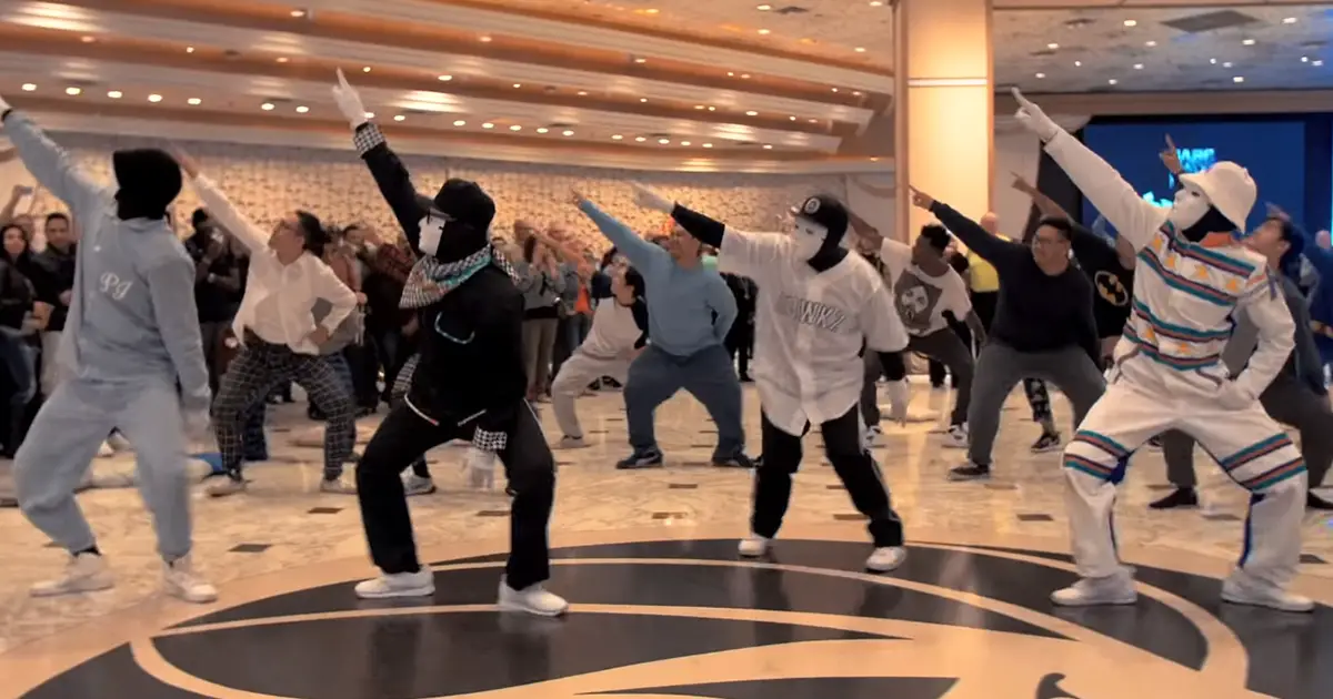 dancers-uptown-funk-flash-mob