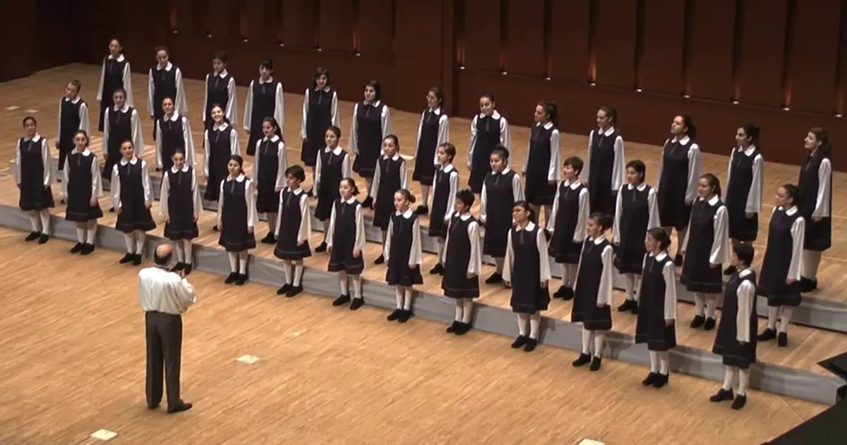 39-kid-singers-stage-performance