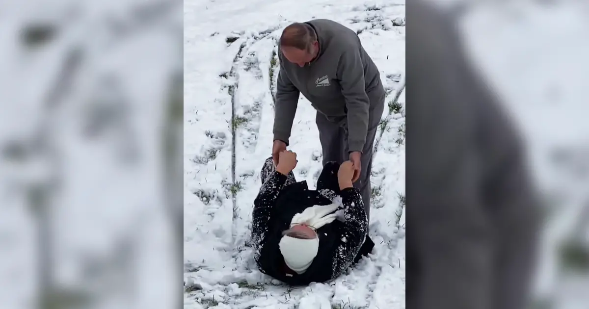 grandparents-fun-in-snow
