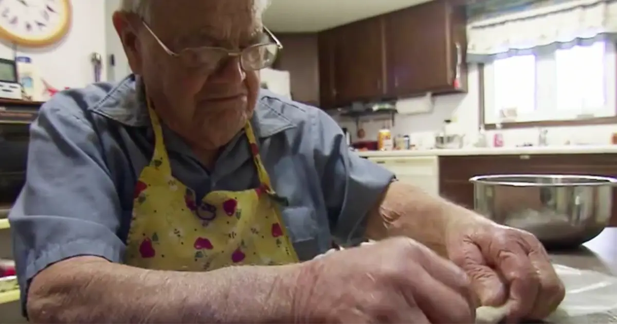 eldelry-guy-in-kitchen