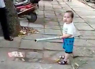 toddler-defends-grandma