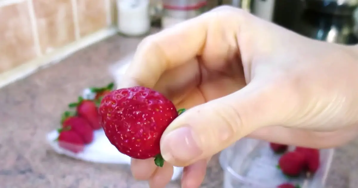 keeping-strawberries-fresh-trick