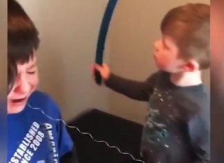 lil-brother-crying-for-teeth