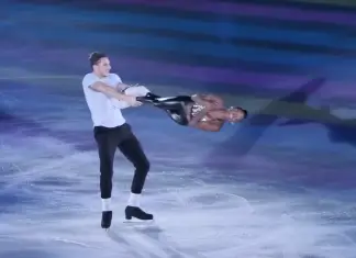 couple delivers ice skating