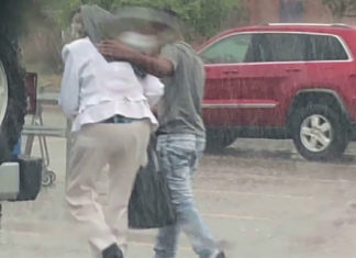 cop-pulls-teen-helping-elderly