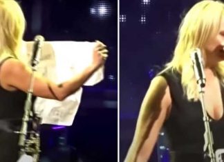 Miranda Lambert Reads Fan Sign