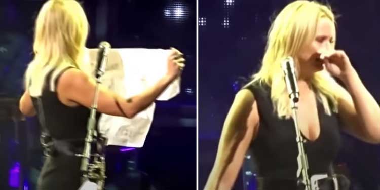 Miranda Lambert Reads Fan Sign