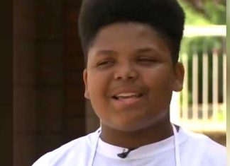cops-help-boy-selling-hot-dogs