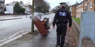traffic-officer-finds-an-abandoned-piano