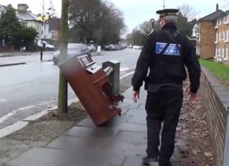 traffic-officer-finds-an-abandoned-piano