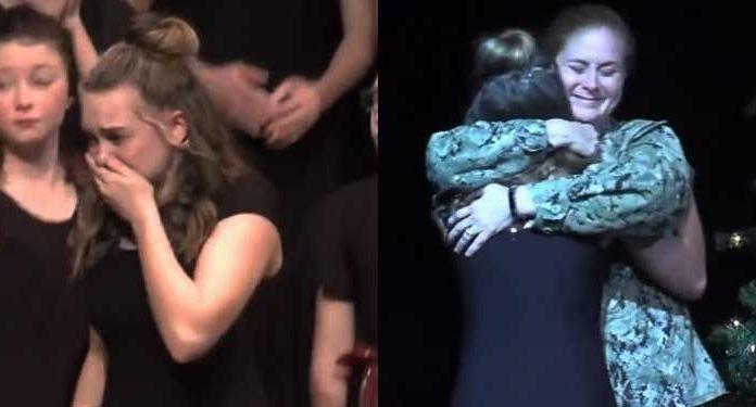 Soldier-Surprises-Daughter-At-Christmas-Concert