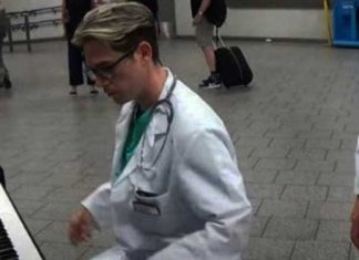 doctors-playing-piano