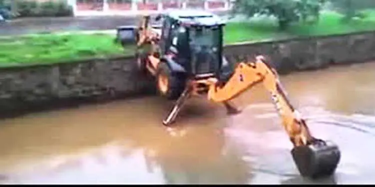 Backhoe Operator amazing move