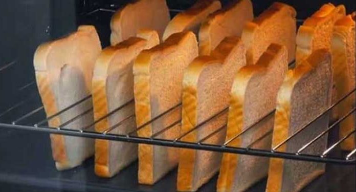 bread-slices-upright-mealing