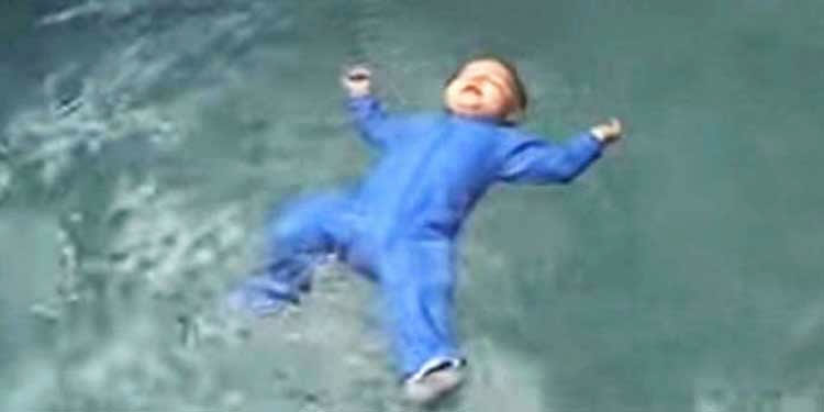 baby-drown-self-rescued