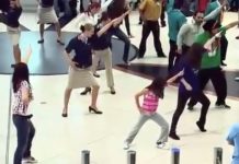 flashmob in mall