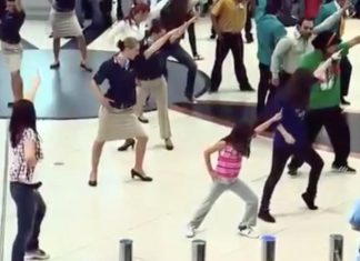 flashmob in mall